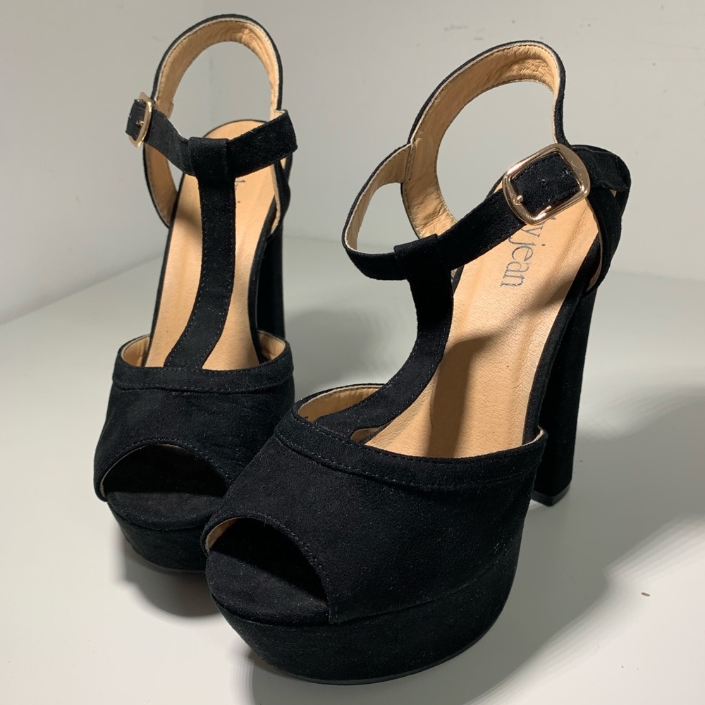 Black pumps